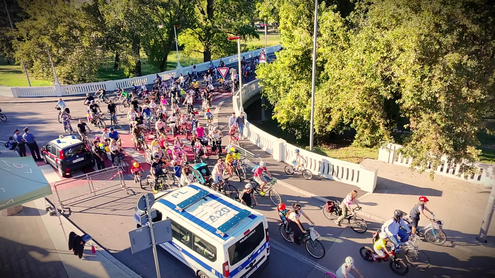 Il corteo di biciclette arriva verso l'Autodromo