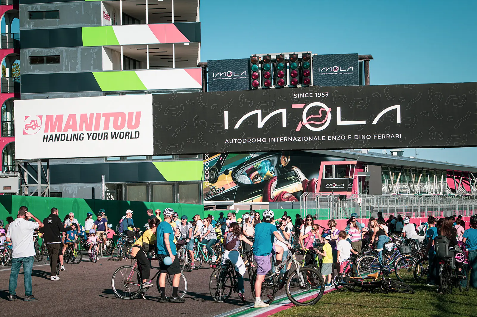 Le famiglie in bici all'arrivo all'Autodromo Enzo e Dino Ferrari