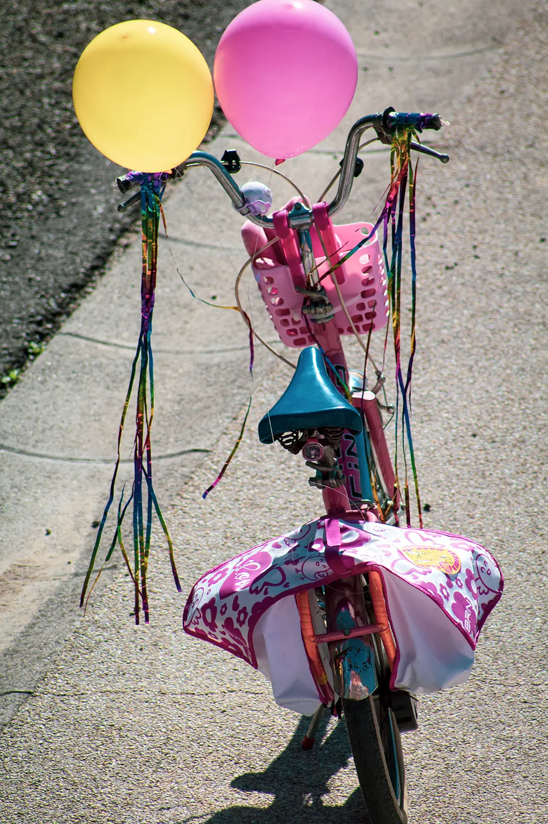 Bicicletta decorata con palloncini e nastri
