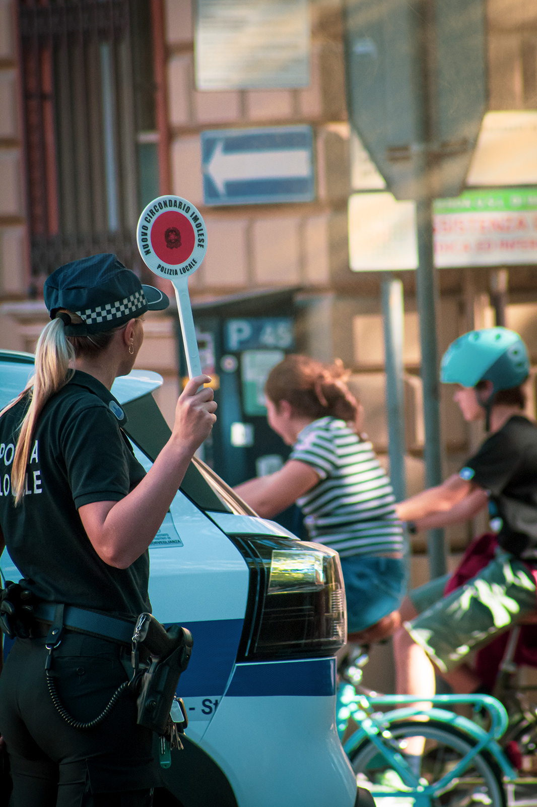 Agente della Polizia Locale di Imola accompagna e protegge il passaggio della Kidical Mass