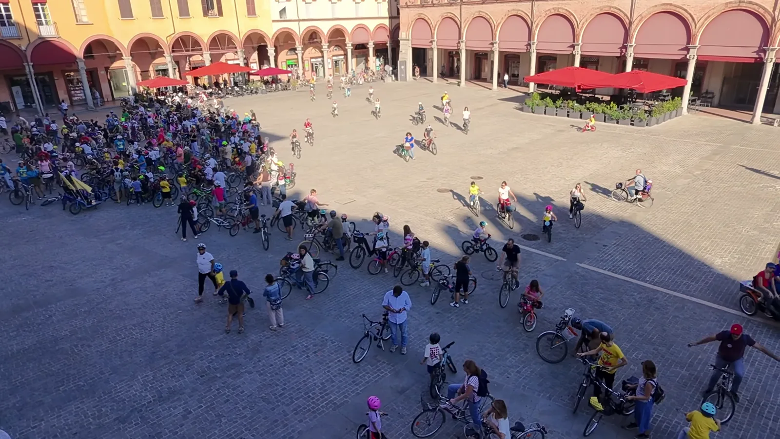 Le famiglie in bicicletta riempiono Piazza Matteotti