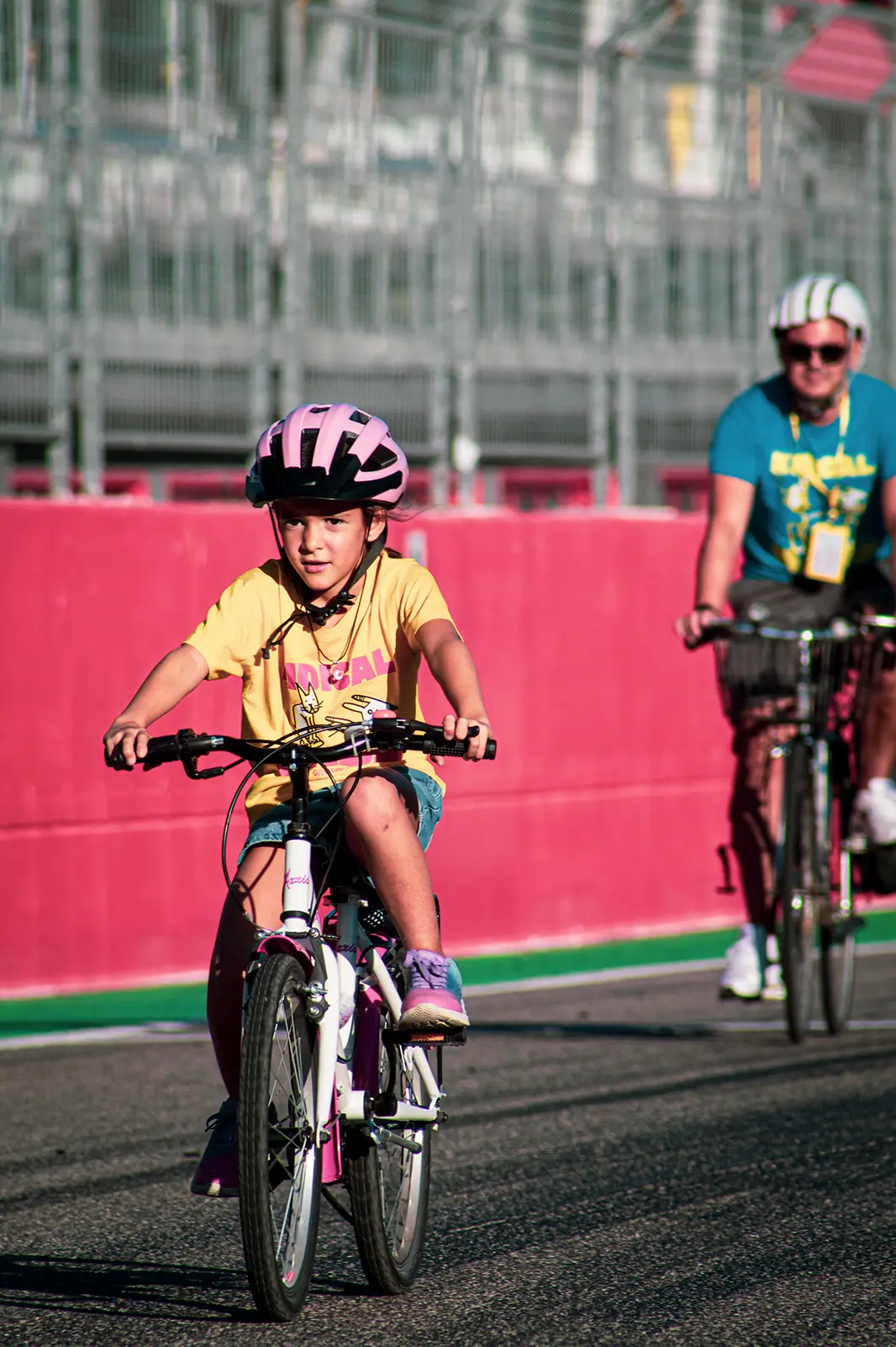 Bambina in bici sulla pista dell'Autodromo