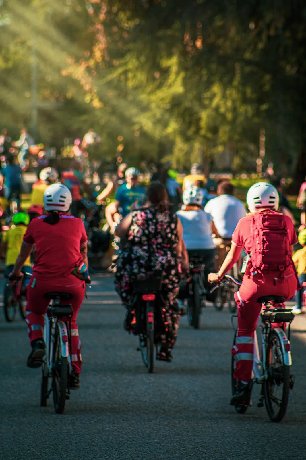 Volontari della Croce Rossa pedalano con il corteo