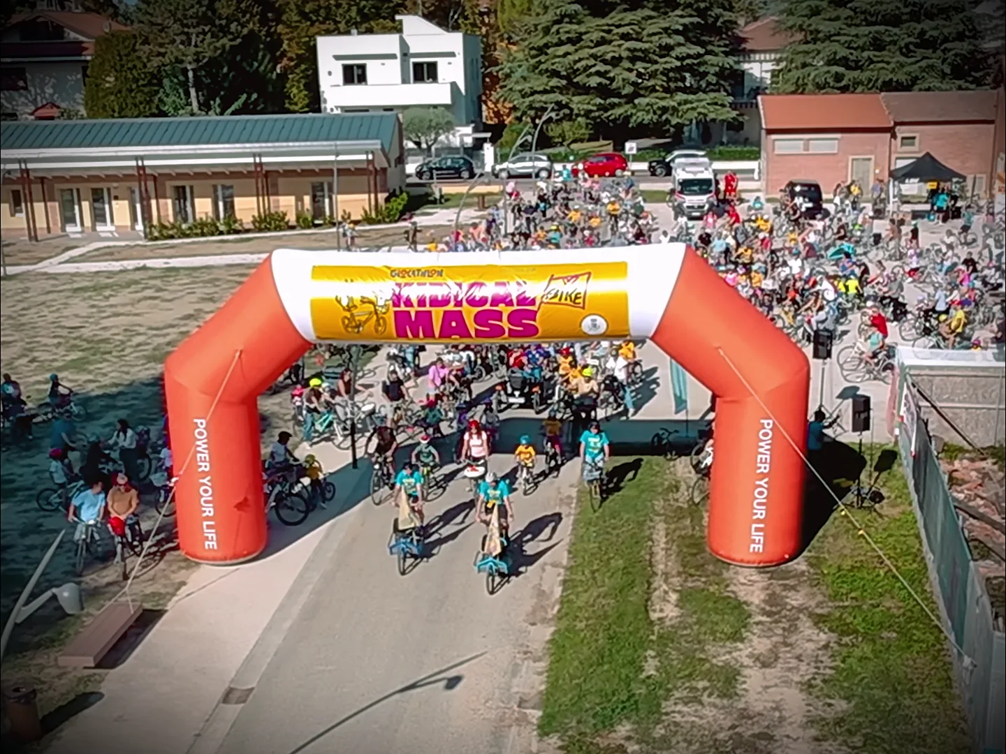 Partenza della Kidical Mass sotto l'arco gonfiabile alla Centralina