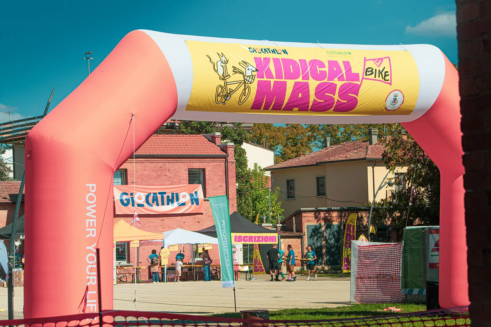 L'arco Kidical Mass e lo striscione Giocathlon alla Centralina